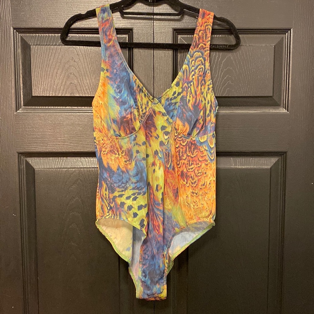 🌺 kiniki: Tan through one piece multicolored scoop neck size 18